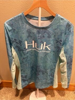 Huk women’s performances Fishing Swim Shirt in Teal Blue